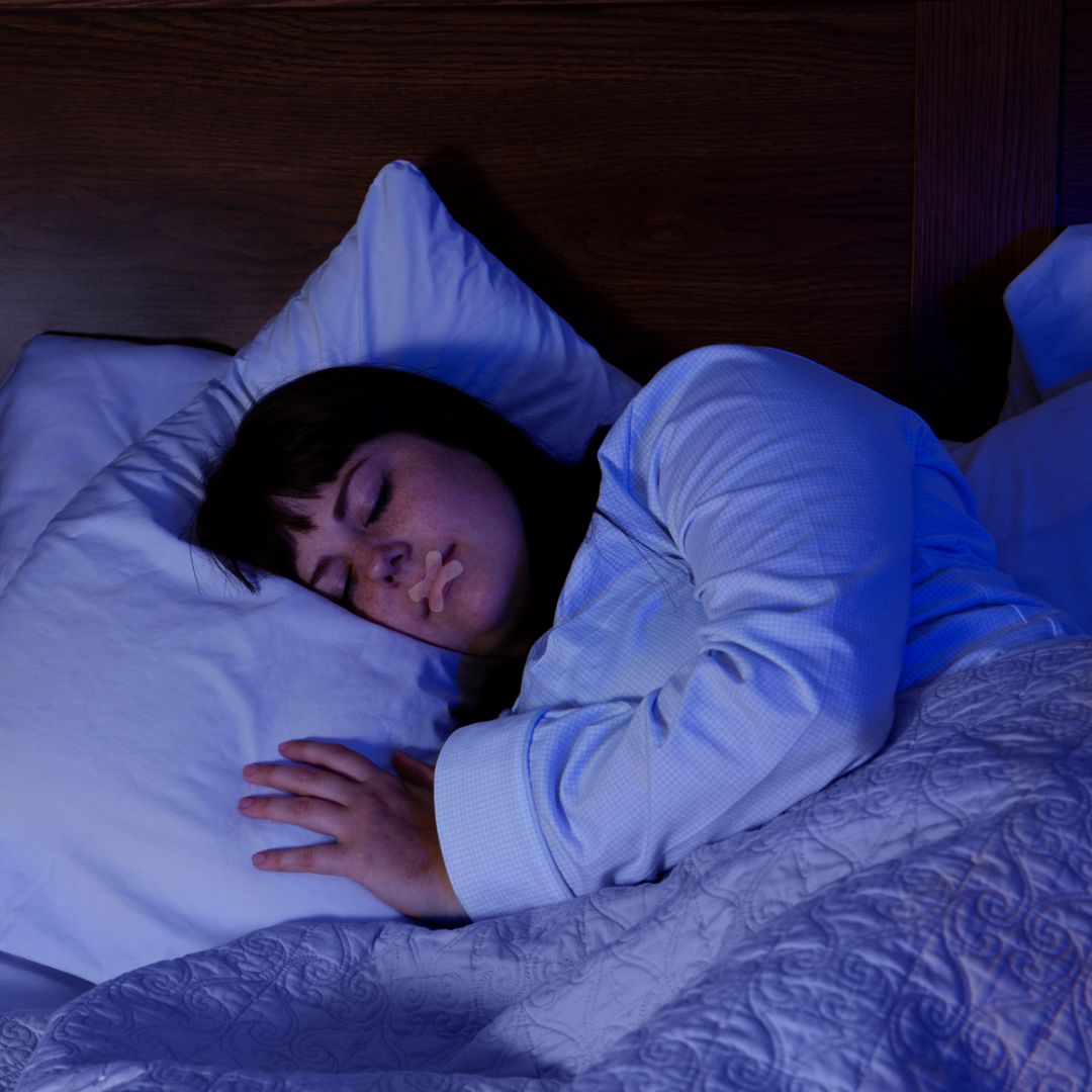 Vrouw die ligt te slapen met mondtape van Alina