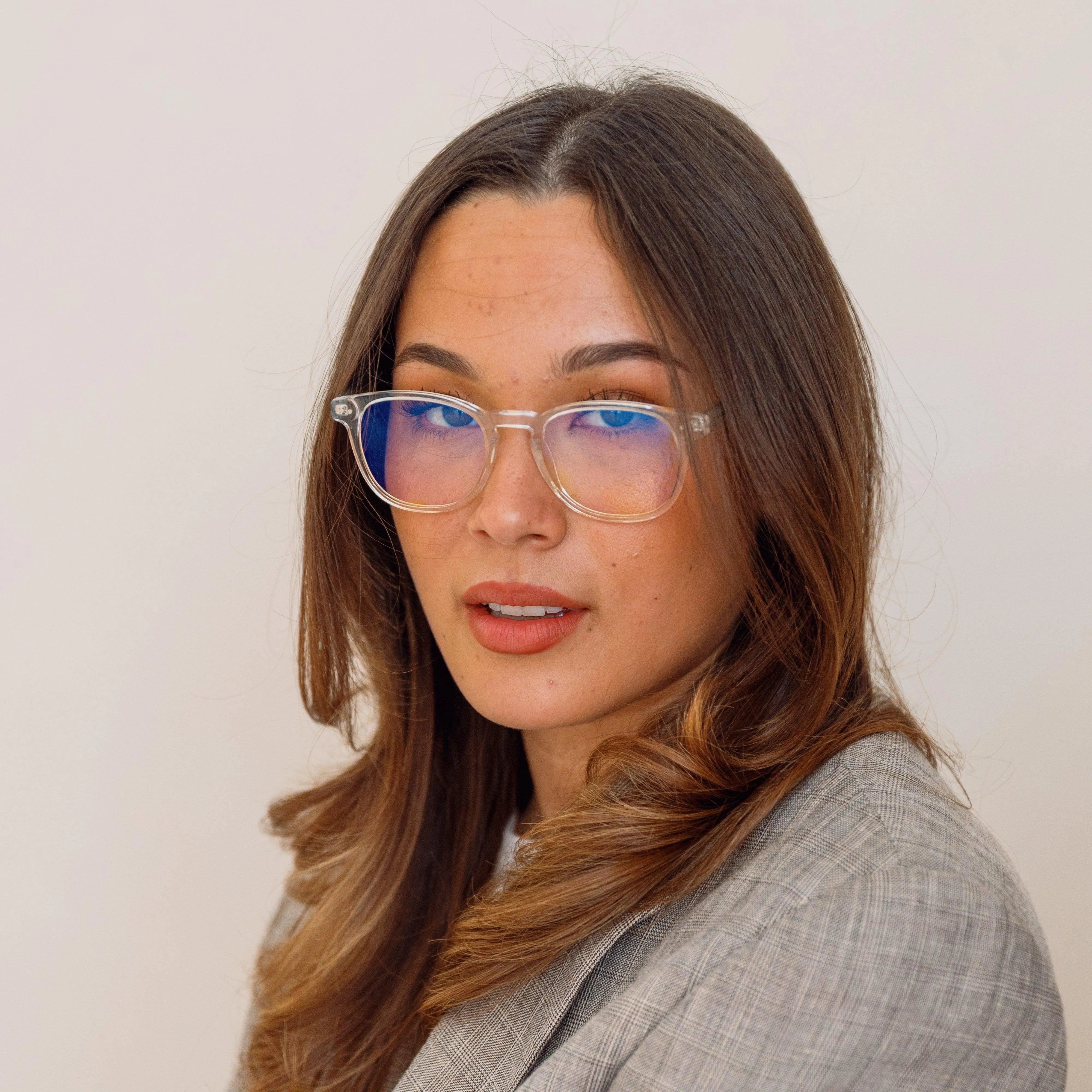 Model met transparantte Alina blauw licht bril op.