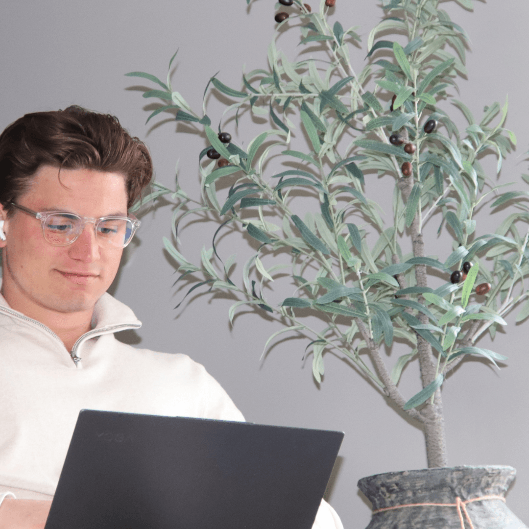 Jongen die werkt achter laptop met de Alina blauwlicht bril.