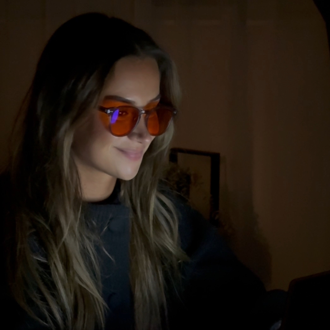 Vrouw met blauwlichtbril op