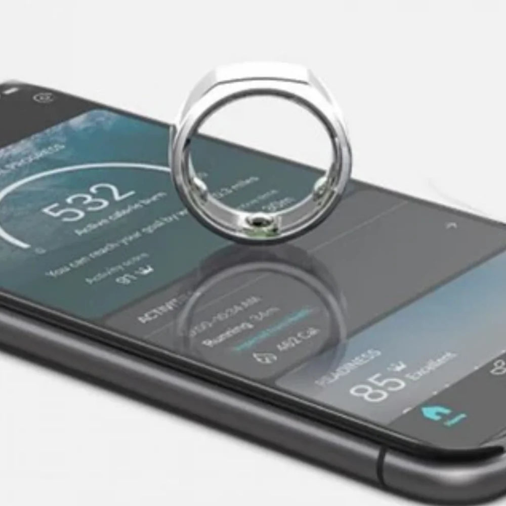 Zilveren Oura ring op smartphone met gezondheids- en slaapgegevens.