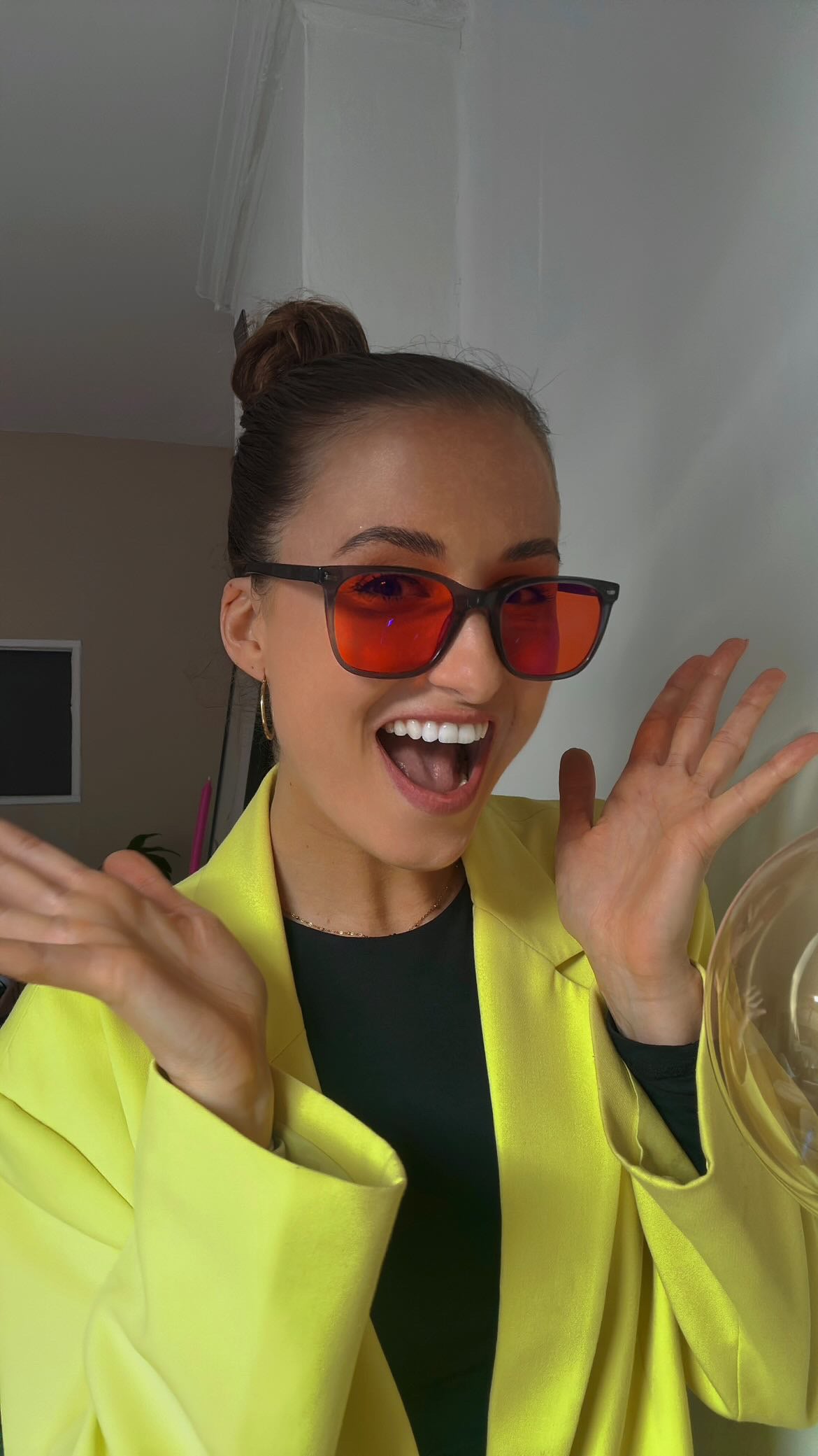 Vrouw die blij is met haar blauwlicht filter bril