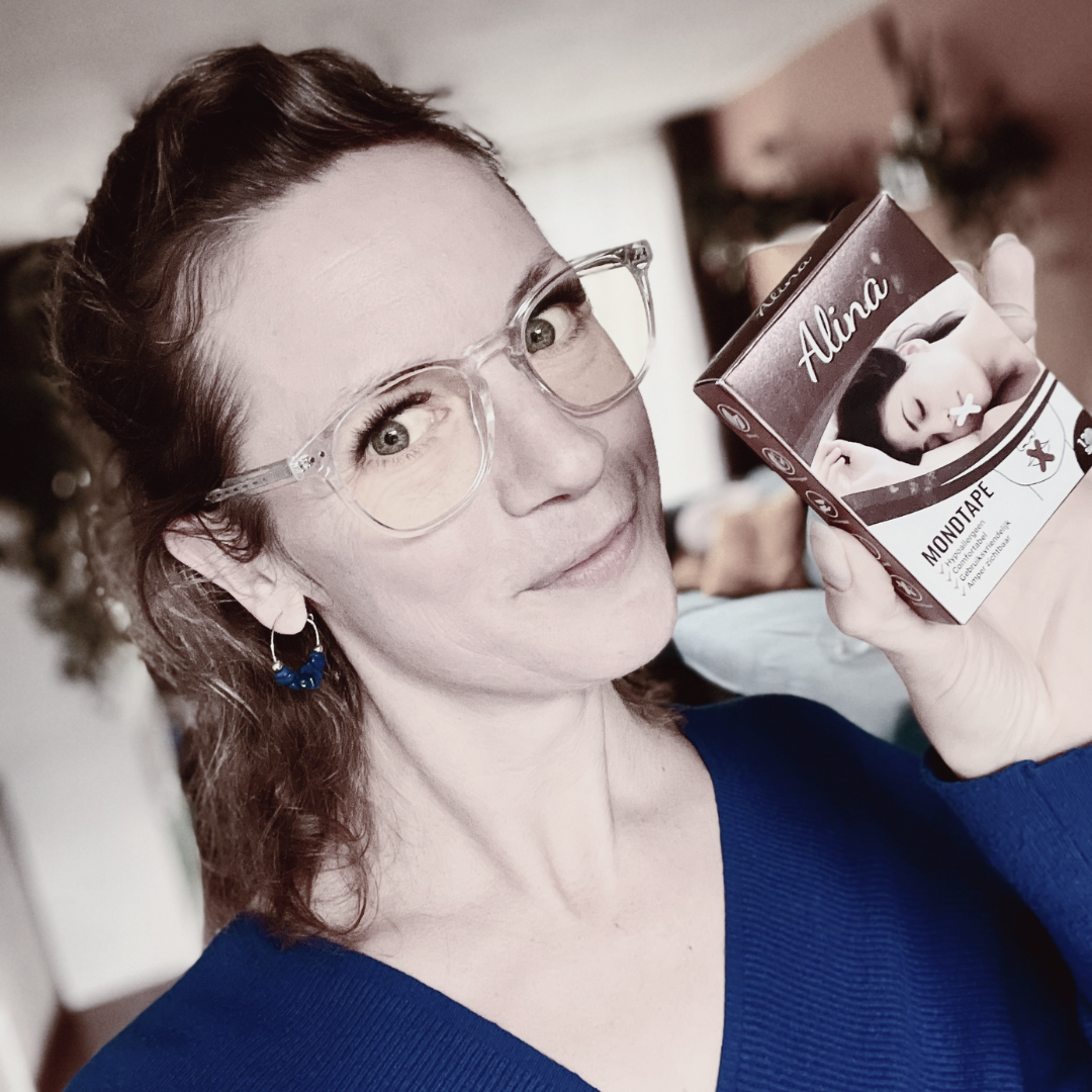 Vrouw met blauwlicht bril en Alina mondtape