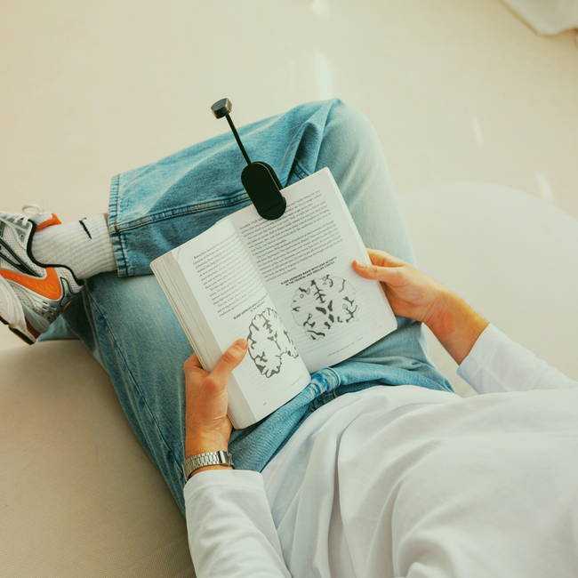 Man aan het lezen met een roodlichtlamp