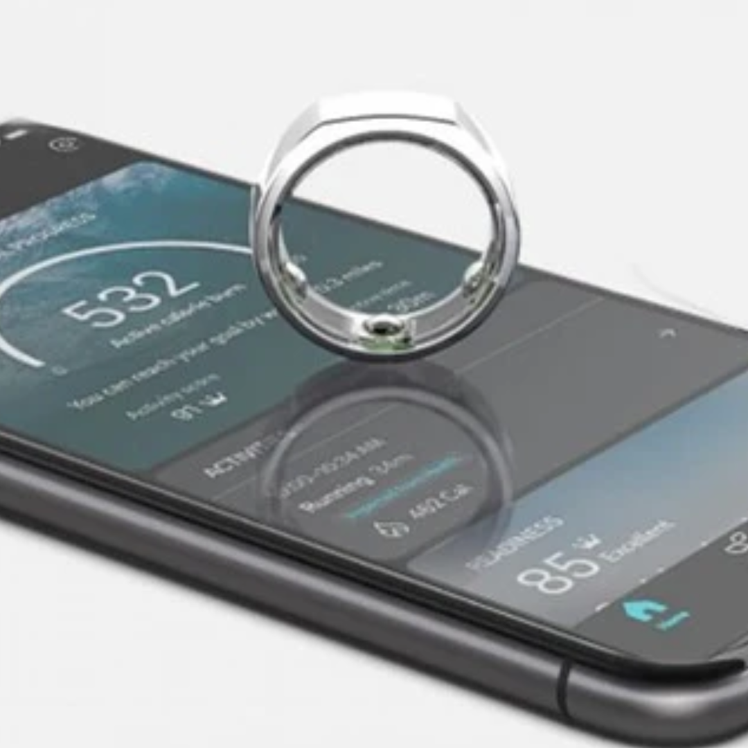 Oura ring met bijbehorende app op een smartphone.